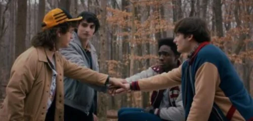 La serie de Netflix que en diciembre estrenaría su quinta temporada, pone la nostalgia a tope, con una banda sonora llena de referentes del cine y la cultura pop de la época.