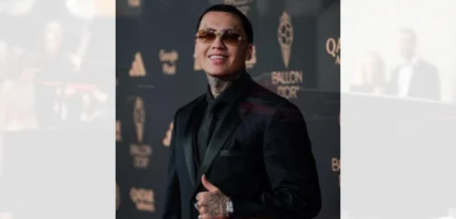 Blessd la rompe en París con su presentación en el Balón de Oro 2025.