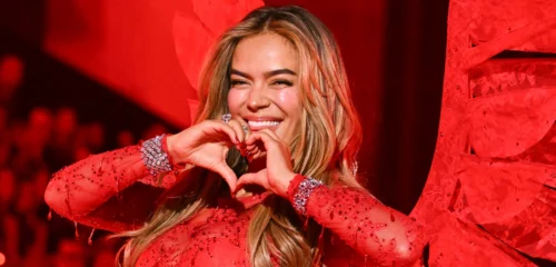 La cantante colombiana interpretó un par de canciones y recorrió la pasarela de la reconocida marca de lencería luciendo sus propias alas.