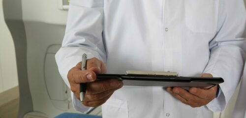 Doctor sostiene una carpeta